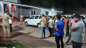 मंगळवारी (१ एप्रिल) रात्री रत्नागिरी शहर पोलीस ठाण्यात जमलेला जमाव 